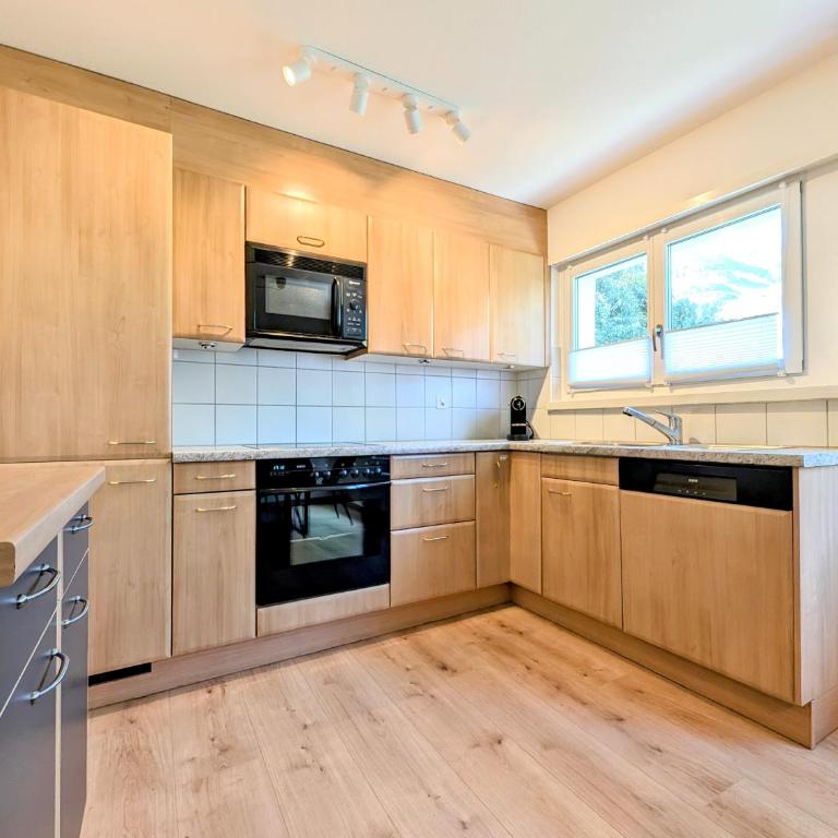 Sunny 3-Bedroom Apartment with Balcony & Parking - Apartment mit 3 Schlafzimmern - 14