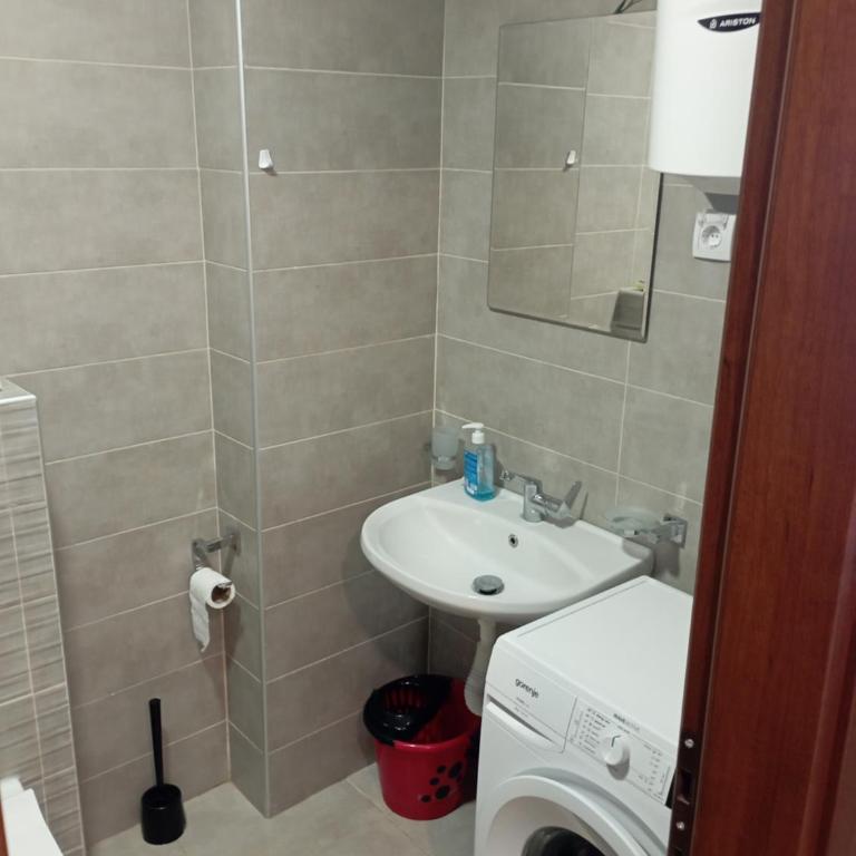 Deniz manzaralı, büyük markete yakın ev - Apartman sa 1 Spavaćom Sobom - 2