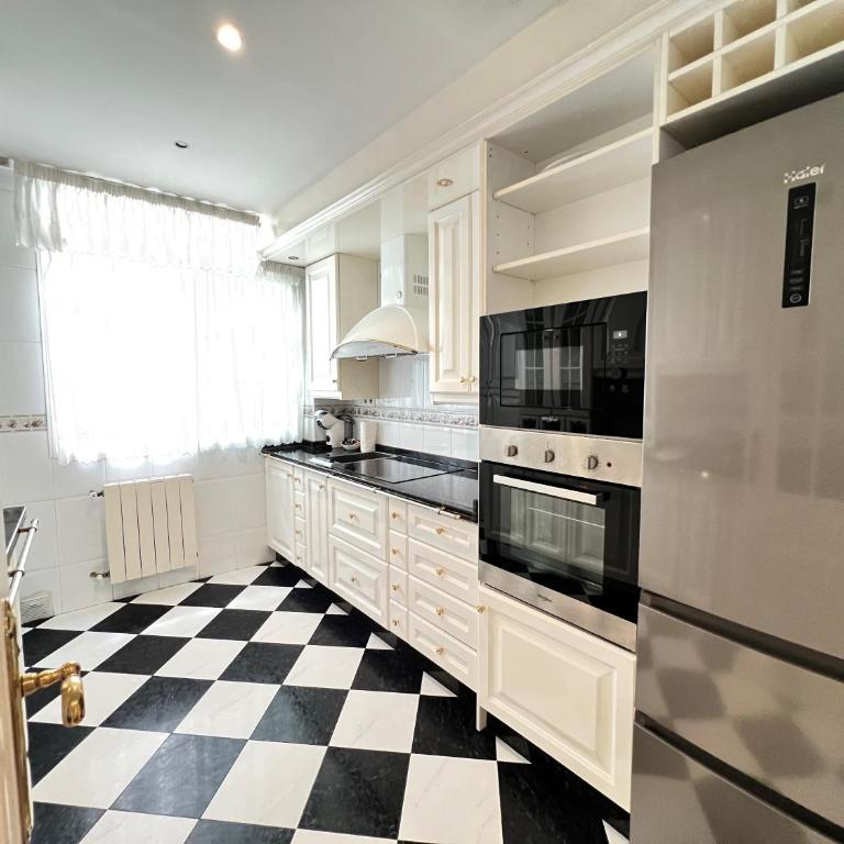 PUSHE Granada Plaza Menorca Art & Tradition - Three-Bedroom Apartment - 24