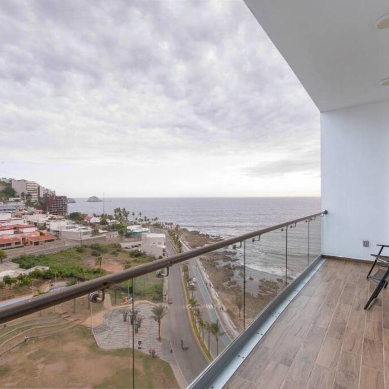 Elegante depa frente al malecón y cerca del centro - Two-Bedroom Apartment with Sea View - 22