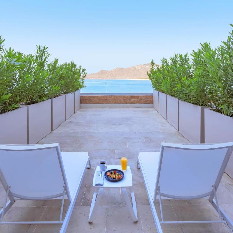 Courtyard by Marriott Mazatlan Beach Resort - Deluxe King Room with Terrace and Ocean View - 4