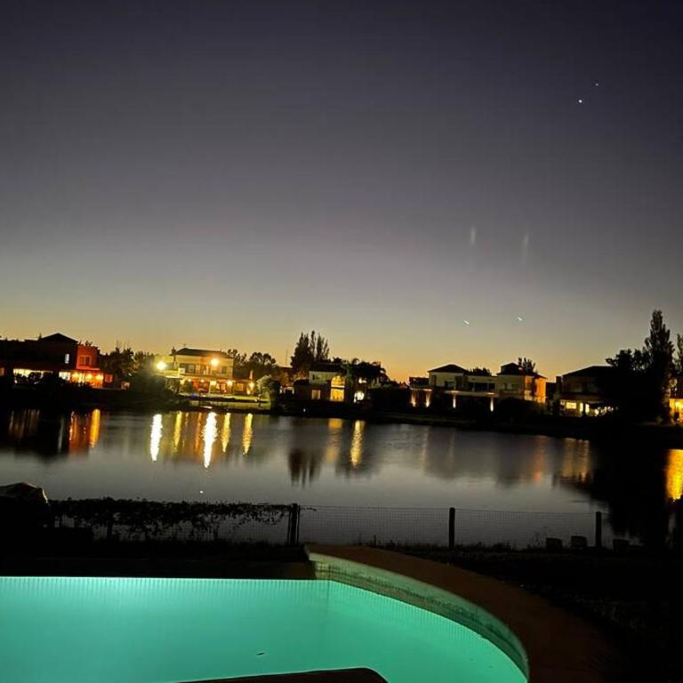 Hermosa casa lago, piscina en barrio privado Tigre - Villa - 17
