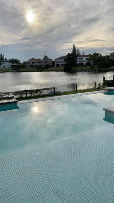 Hermosa casa lago, piscina en barrio privado Tigre - Villa - 37