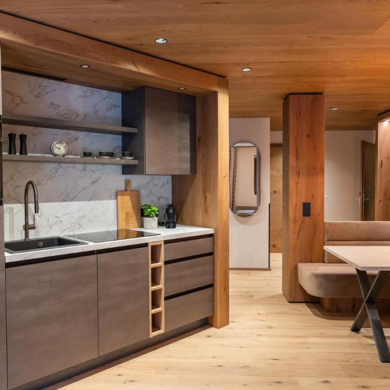 PRIVATE HOMES Alpin Spa Apartments - Two-Bedroom Apartment with Balcony - 3