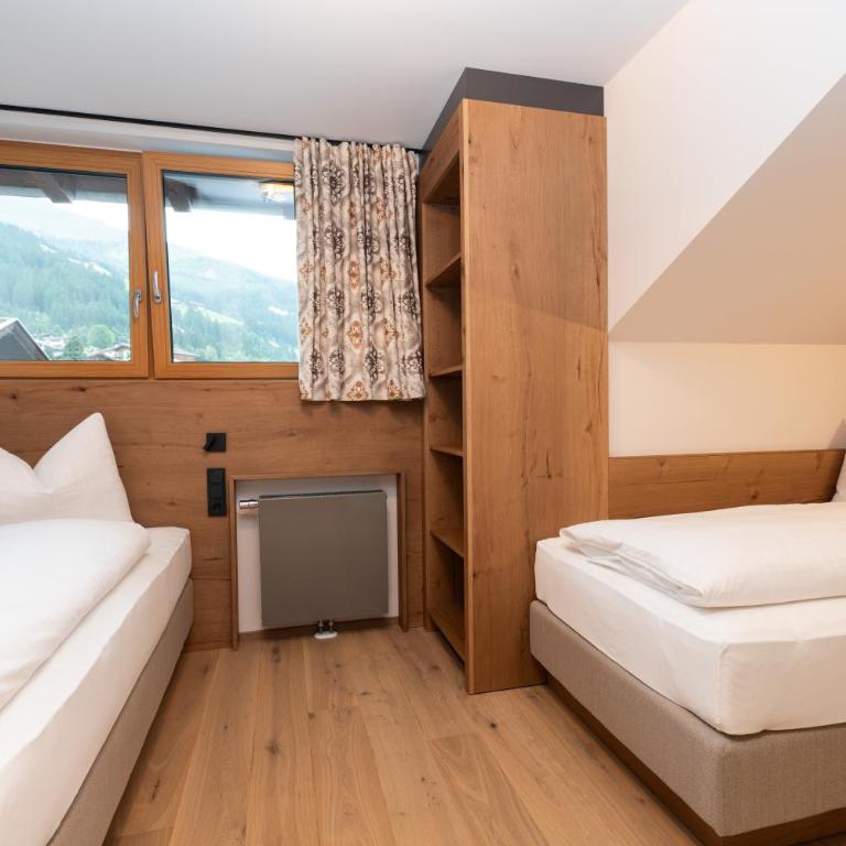 PRIVATE HOMES Alpin Spa Apartments - Two-Bedroom Apartment with Balcony - 8