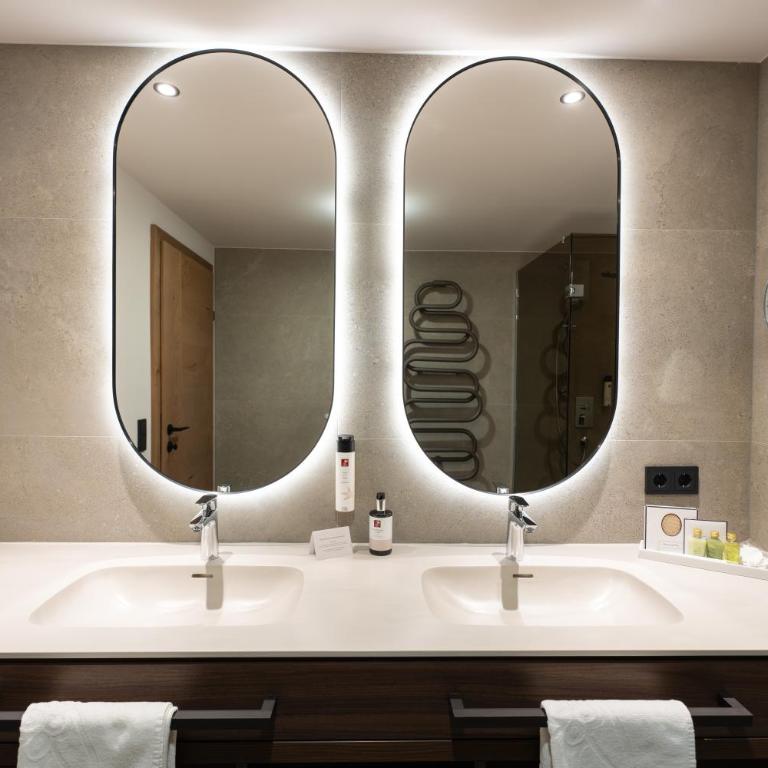 PRIVATE HOMES Alpin Spa Apartments - Three-Bedroom Apartment with Balcony - 11