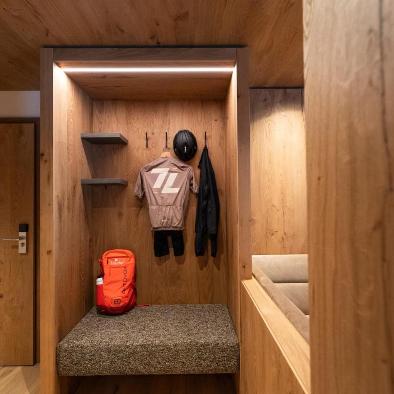 PRIVATE HOMES Alpin Spa Apartments - Two-Bedroom Apartment with Balcony - 9