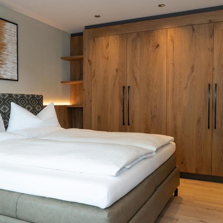 PRIVATE HOMES Alpin Spa Apartments - Two-Bedroom Apartment with Balcony - 11