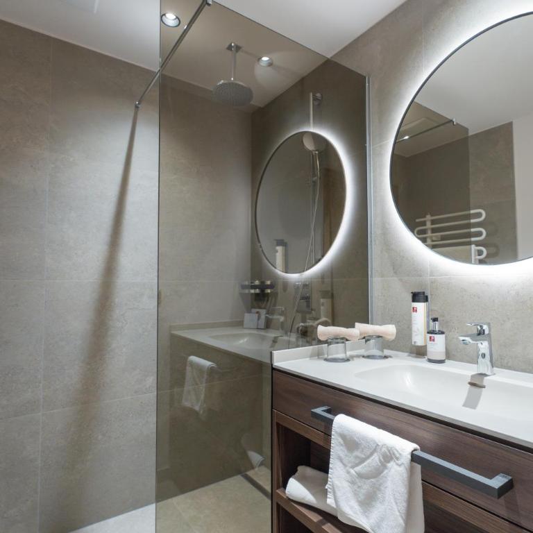 PRIVATE HOMES Alpin Spa Apartments - Two-Bedroom Apartment with Balcony - 10
