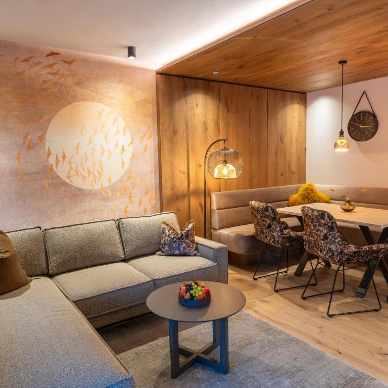 PRIVATE HOMES Alpin Spa Apartments - Three-Bedroom Apartment with Balcony - 12