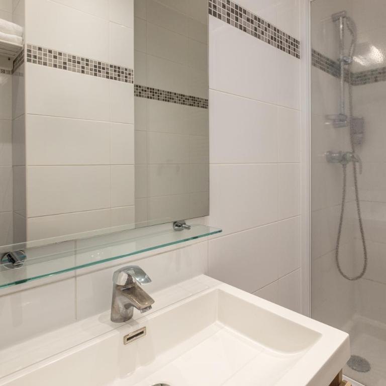 Hotel la Perle Montparnasse - Chambre Double Confort avec Vue sur Rue - 2