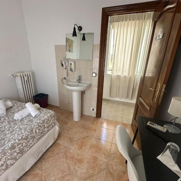 Hostal Arrate - Camera Matrimoniale Piccola con Bagno in Comune - 9