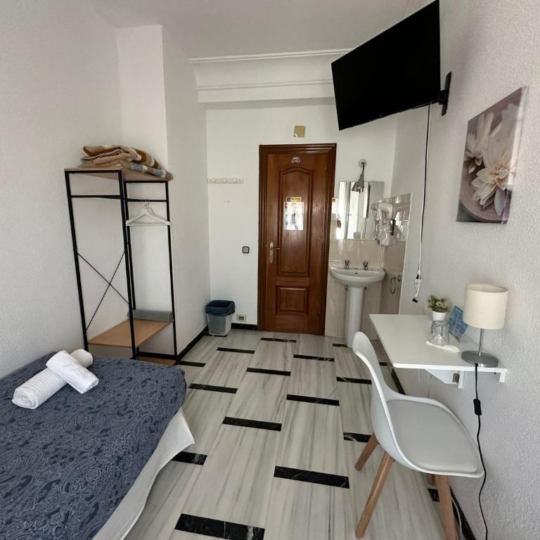 Hostal Arrate - Camera Singola con Bagno in Comune - 3