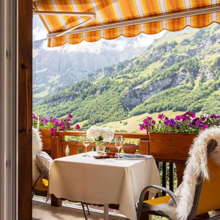 Hotel Restaurant Waldhaus - Superior Doppelzimmer mit Balkon und Bergblick - 3