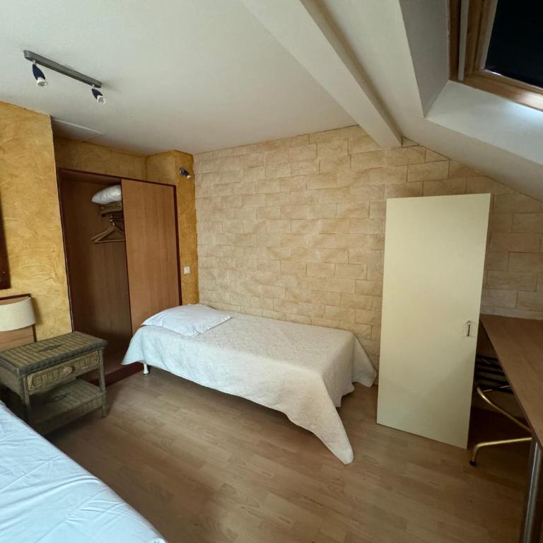Hôtel Bosquet Pau Centre - Self Check In Budget Hotel - Chambre Triple Grand Confort - 10
