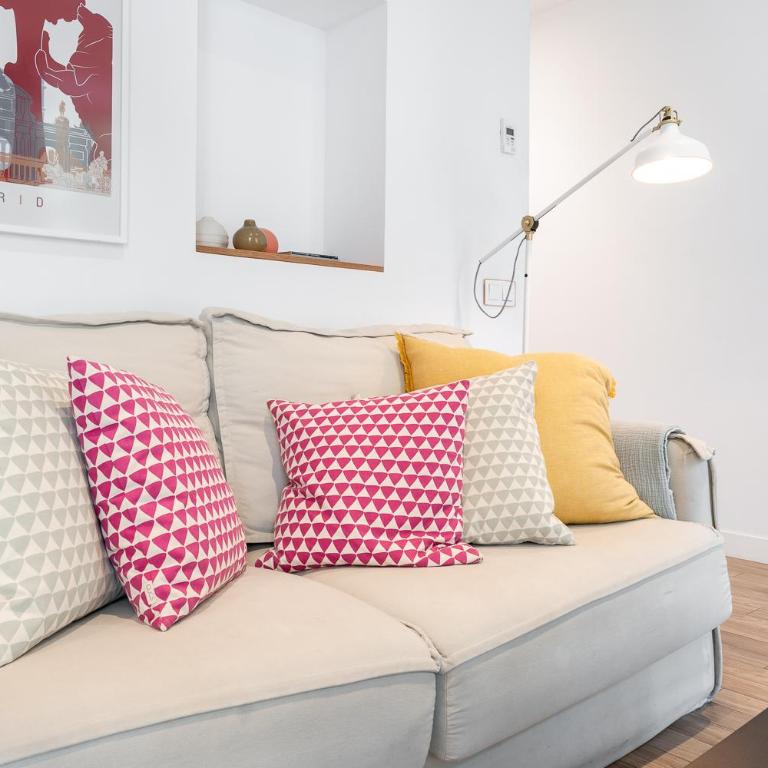 CATERINA Chamberí - Two-Bedroom Deluxe Apartment with Balcony - 4