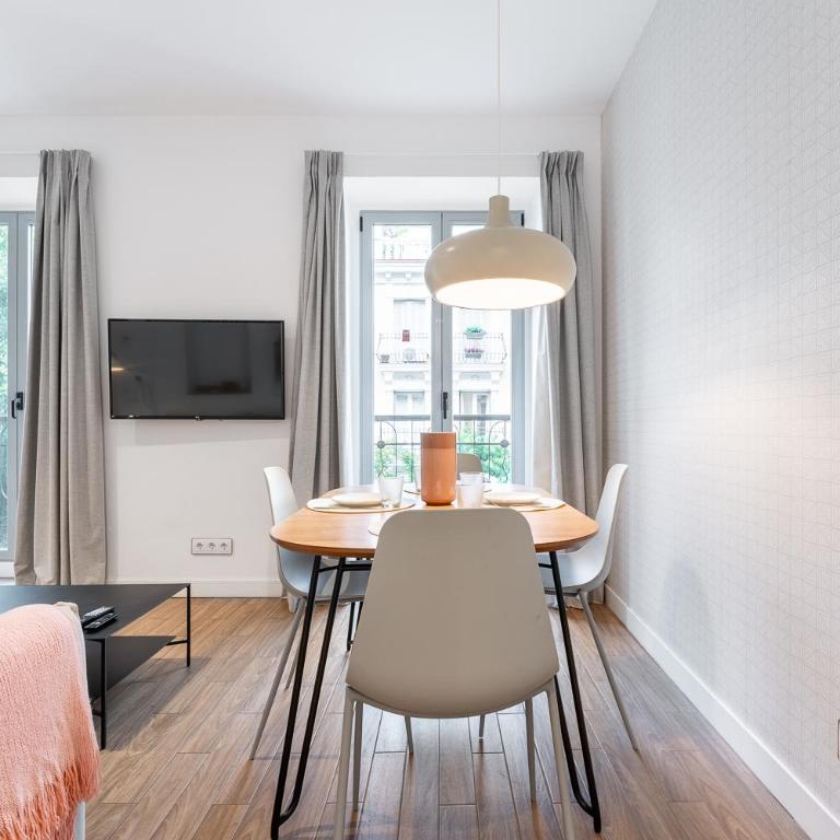 CATERINA Chamberí - Two-Bedroom Deluxe Apartment with Balcony - 7