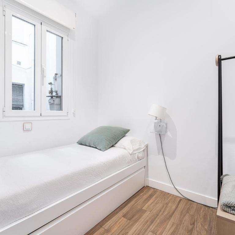 CATERINA Chamberí - Two-Bedroom Deluxe Apartment with Balcony - 9