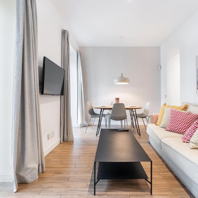 CATERINA Chamberí - Two-Bedroom Deluxe Apartment with Balcony - 10