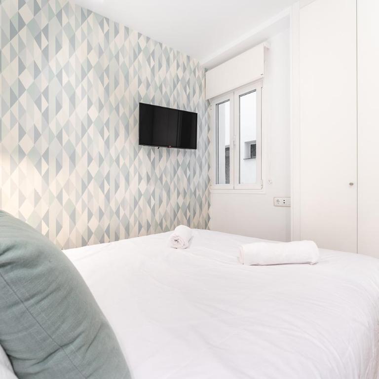 CATERINA Chamberí - Two-Bedroom Deluxe Apartment with Balcony - 12