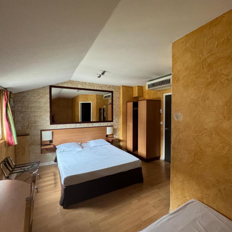 Hôtel Bosquet Pau Centre - Self Check In Budget Hotel - Chambre Triple Grand Confort - 4