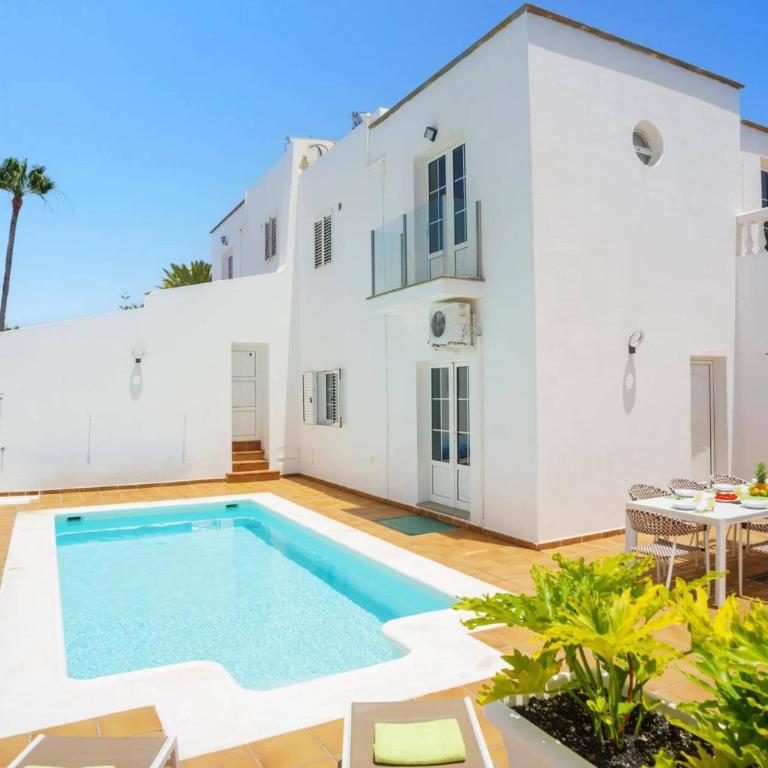 Villa Laurona by Villa Plus - Villa - 1