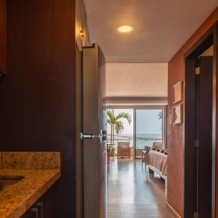 The Paramar Beachfront Boutique Hotel With Breakfast Included - Downtown Malecon - Suite Deluxe con cama extragrande y vistas completas al océano Pacífico - 7