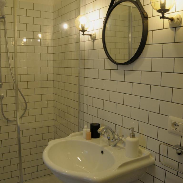 Guest House Interno4 - Camera Matrimoniale Deluxe con Doccia - 6