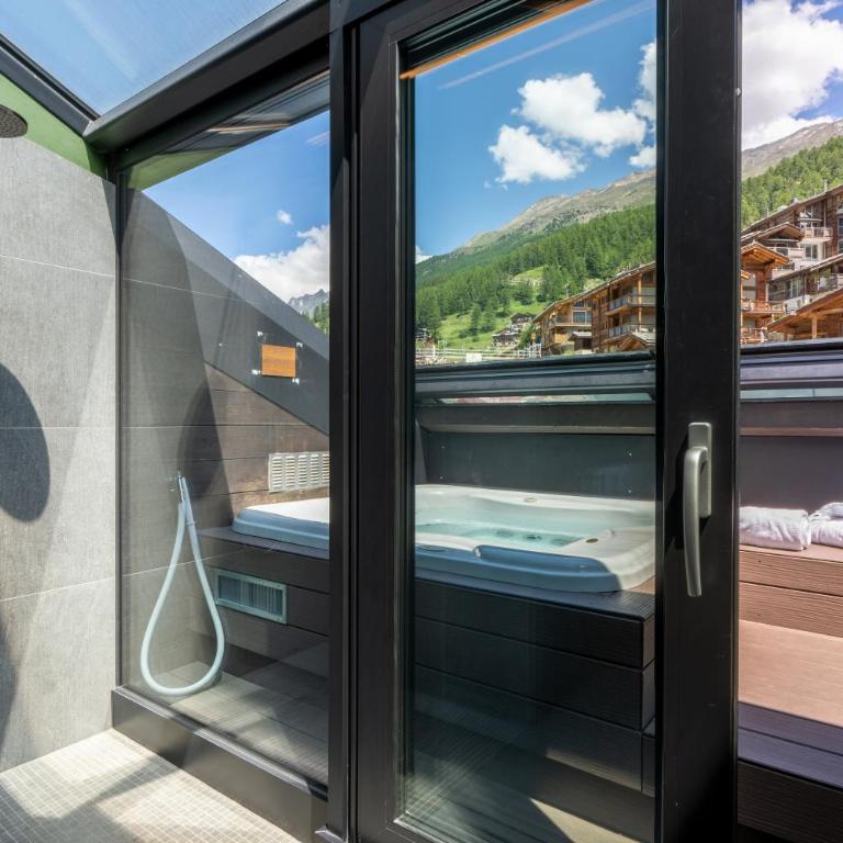 Hotel ZERMAMA Zermatt - Deluxe Zimmer mit Balkon und Blick auf das Matterhorn - 6
