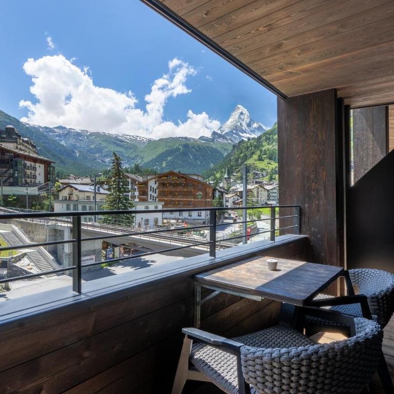 Hotel ZERMAMA Zermatt - Deluxe Zimmer mit Balkon und Blick auf das Matterhorn - 1