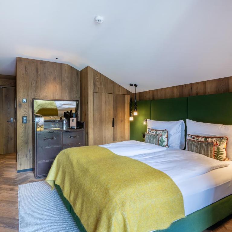 Hotel ZERMAMA Zermatt - Deluxe Zimmer mit Balkon und Blick auf das Matterhorn - 3