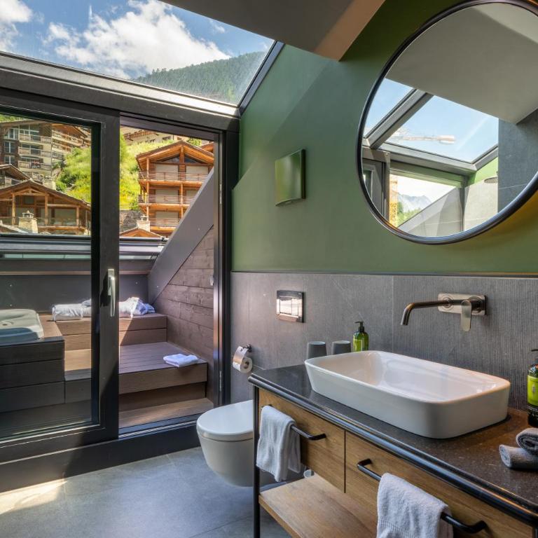 Hotel ZERMAMA Zermatt - Deluxe Zimmer mit Balkon und Blick auf das Matterhorn - 5