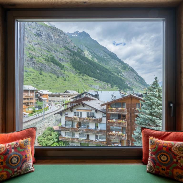 Hotel ZERMAMA Zermatt - Deluxe Suite mit Whirlpool und Blick auf das Matterhorn - 13