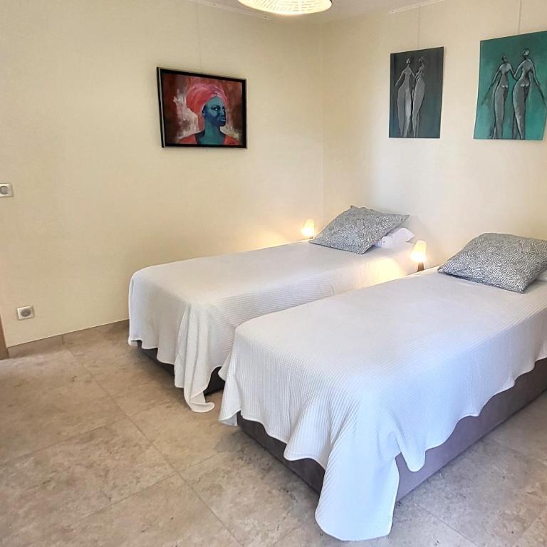 "La Colombe sous les Oliviers" Gîte jusqu'à 4 personnes - 75m2 - Sur Boooking - Rez de jardin Piscine Vue mer et lac - Casa Vacanze - 32