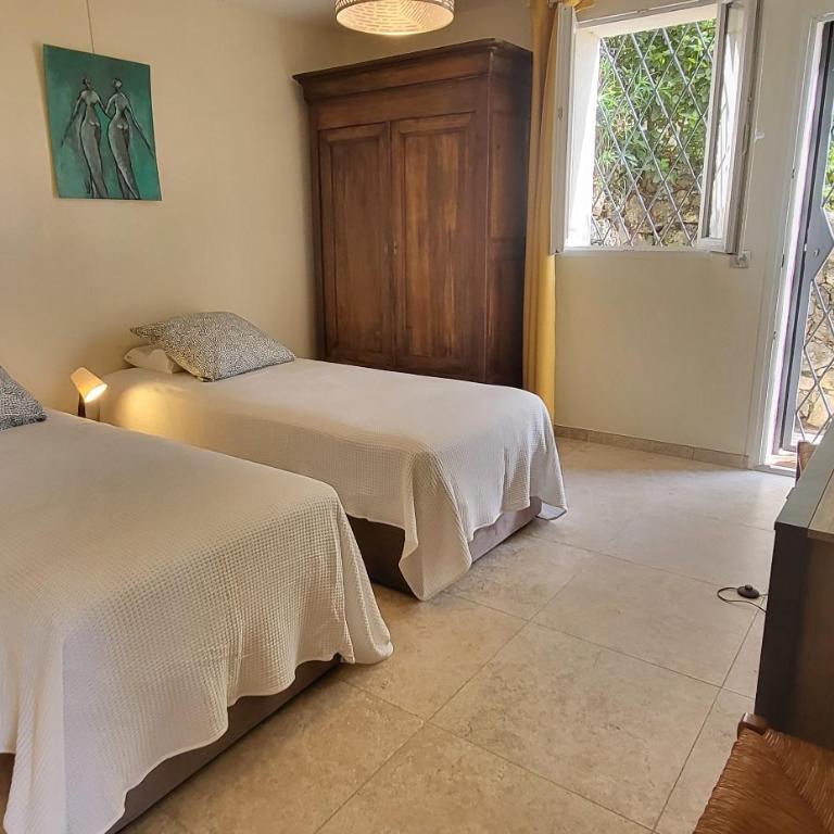 "La Colombe sous les Oliviers" Gîte jusqu'à 4 personnes - 75m2 - Sur Boooking - Rez de jardin Piscine Vue mer et lac - Casa Vacanze - 30