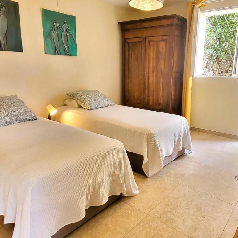"La Colombe sous les Oliviers" Gîte jusqu'à 4 personnes - 75m2 - Sur Boooking - Rez de jardin Piscine Vue mer et lac - Casa Vacanze - 9