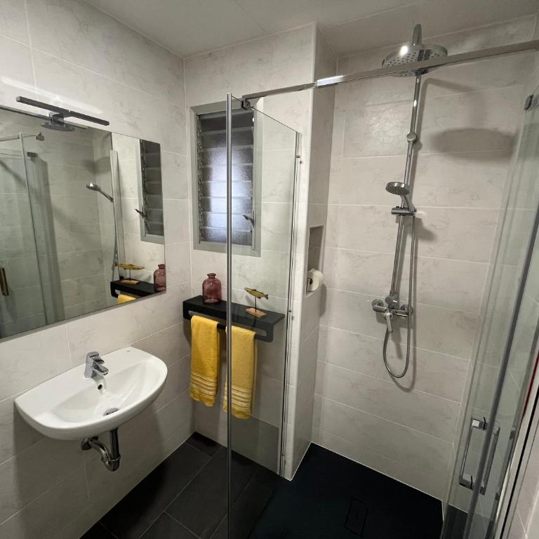 Ca la Pepeta i Josep-Solar Eclipse 2026 - Large Apartment with Private Rooftop for 8 - Apartment - 13