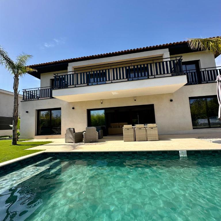 Villa cosy avec sa piscine - Villa - 26
