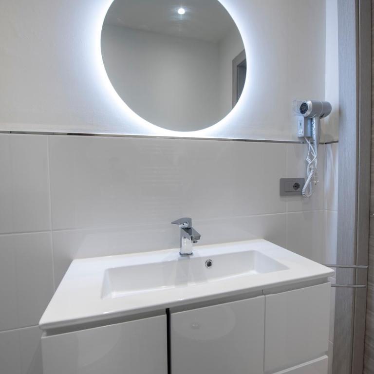 240b - Camera Nord - Affittacamere Sara Home Chiavari, 200Metri dal mare e spiaggia - BAGNO PRIVATO MA FUORI DALLA STANZA - Camera Matrimoniale - 22