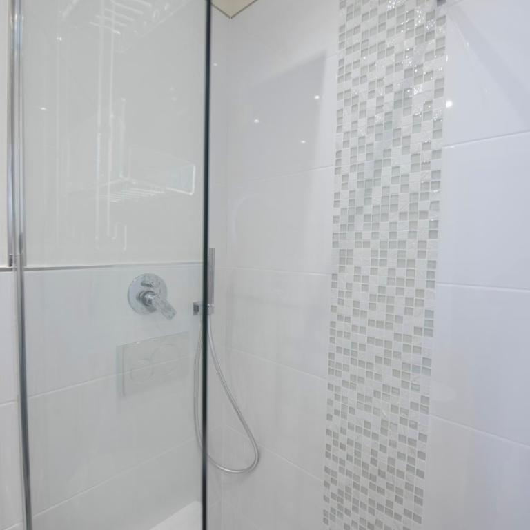 240b - Camera Nord - Affittacamere Sara Home Chiavari, 200Metri dal mare e spiaggia - BAGNO PRIVATO MA FUORI DALLA STANZA - Camera Matrimoniale - 23