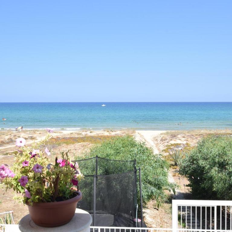 3 Bedroom Gorgeous Apartment In Alcamo - Three-Bedroom Apartment - 5