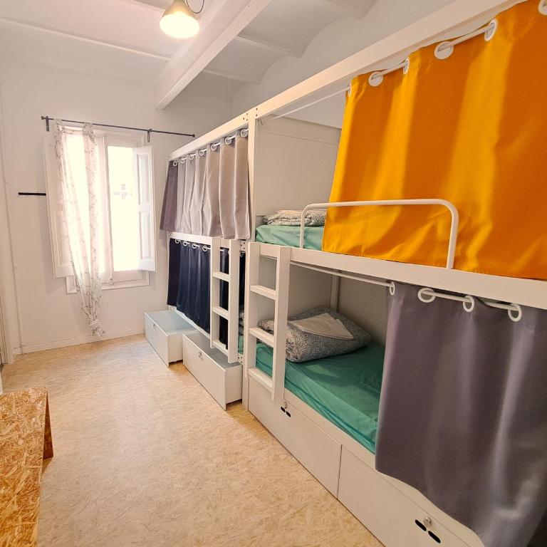 Bed & Bike Barcelona - Bed in 4-Bed Female Dormitory Room with Private Bathroom - 1