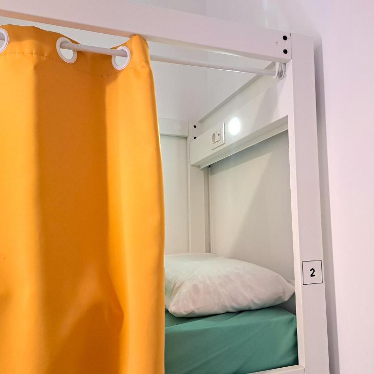 Bed & Bike Barcelona - Bed in 4-Bed Female Dormitory Room with Private Bathroom - 2