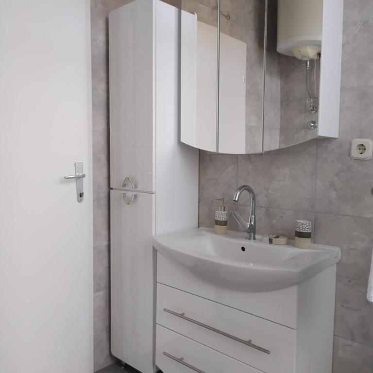 Apartment Narona - One-Bedroom Apartment - 9