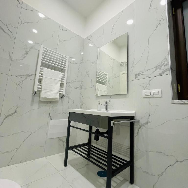 Merlino Rooms Napoli - Camera Matrimoniale con Bagno Privato - 7