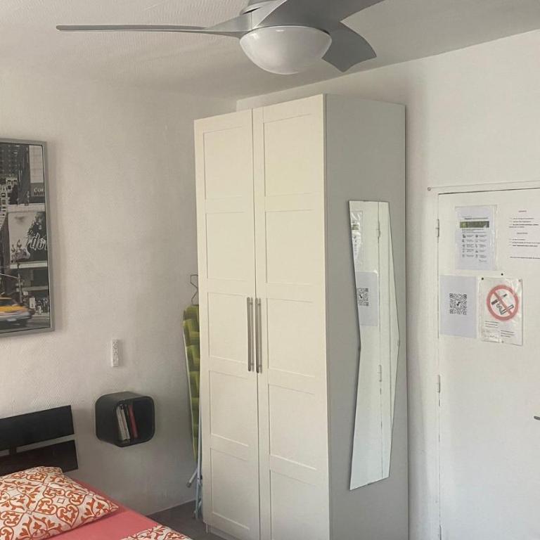 Le Suffren, studio classé ventilé ,wifi, à 100 m de la plage - Apartment - 4