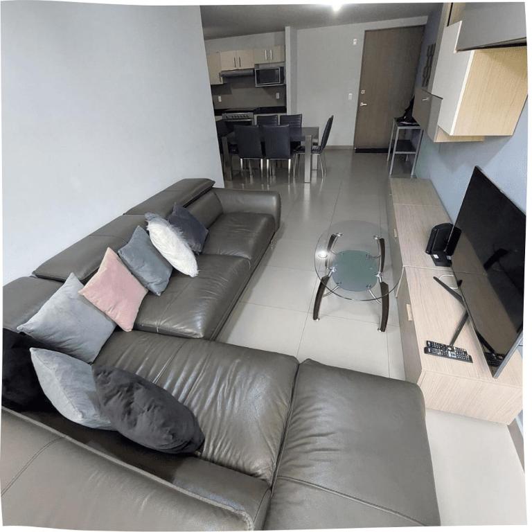 Lindo departamento con estacionamiento gratis - Three-Bedroom Apartment - 5