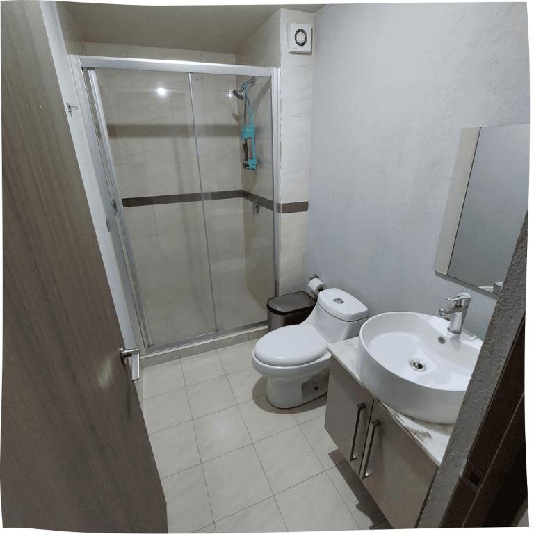 Lindo departamento con estacionamiento gratis - Three-Bedroom Apartment - 7