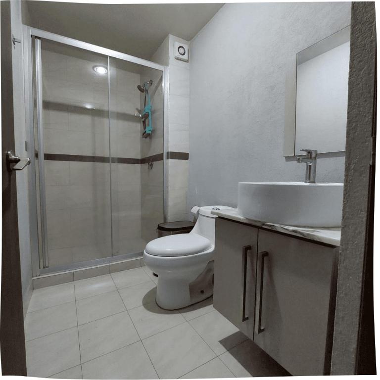 Lindo departamento con estacionamiento gratis - Three-Bedroom Apartment - 9