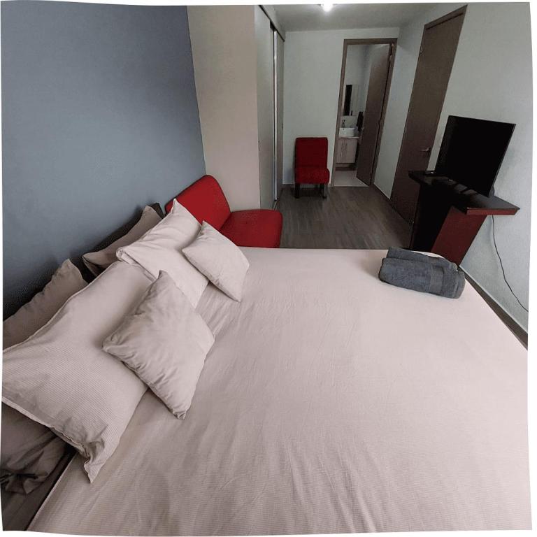 Lindo departamento con estacionamiento gratis - Three-Bedroom Apartment - 11